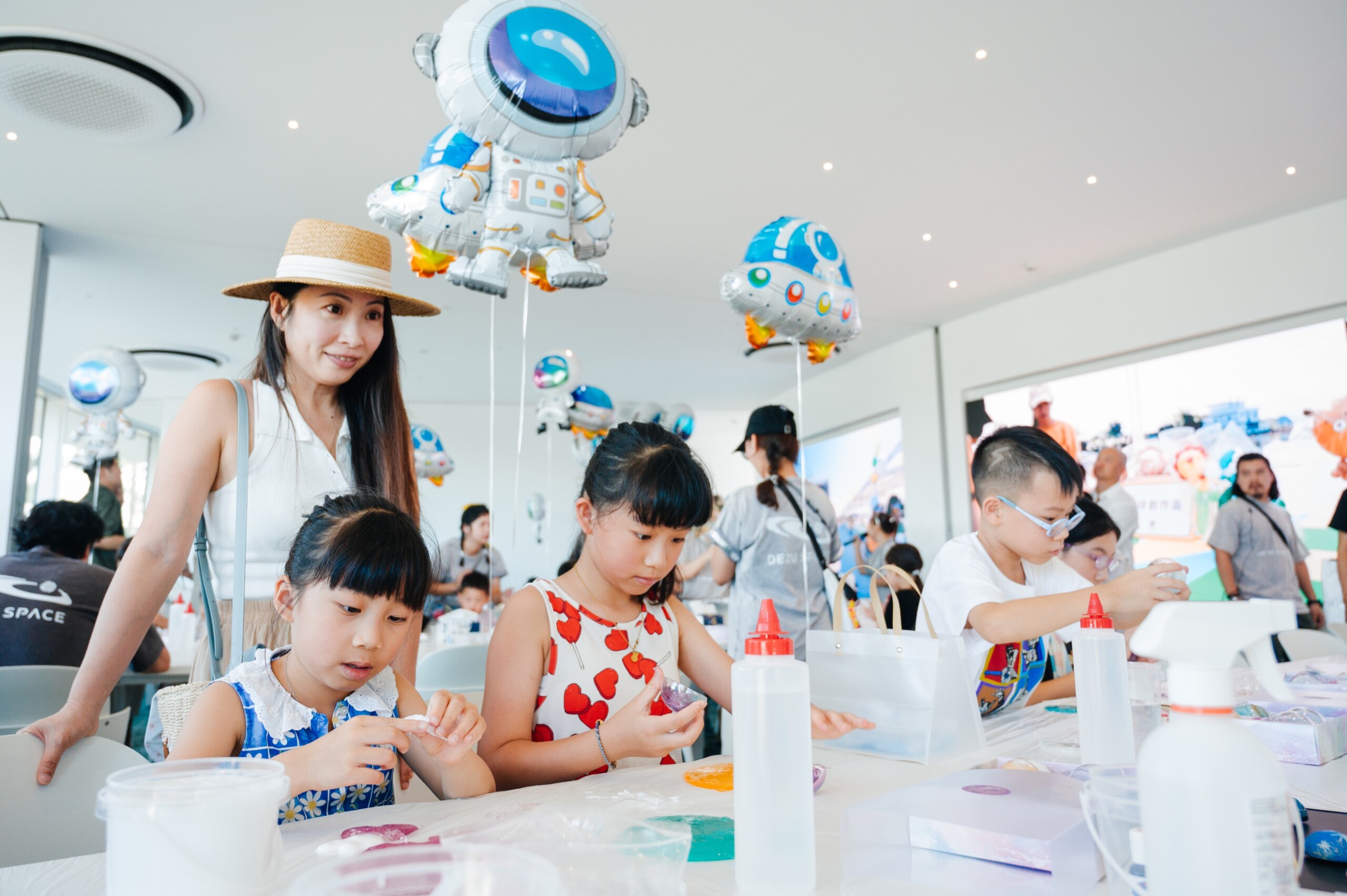 DEZU-SPACE-universe-landing-party-touch-16