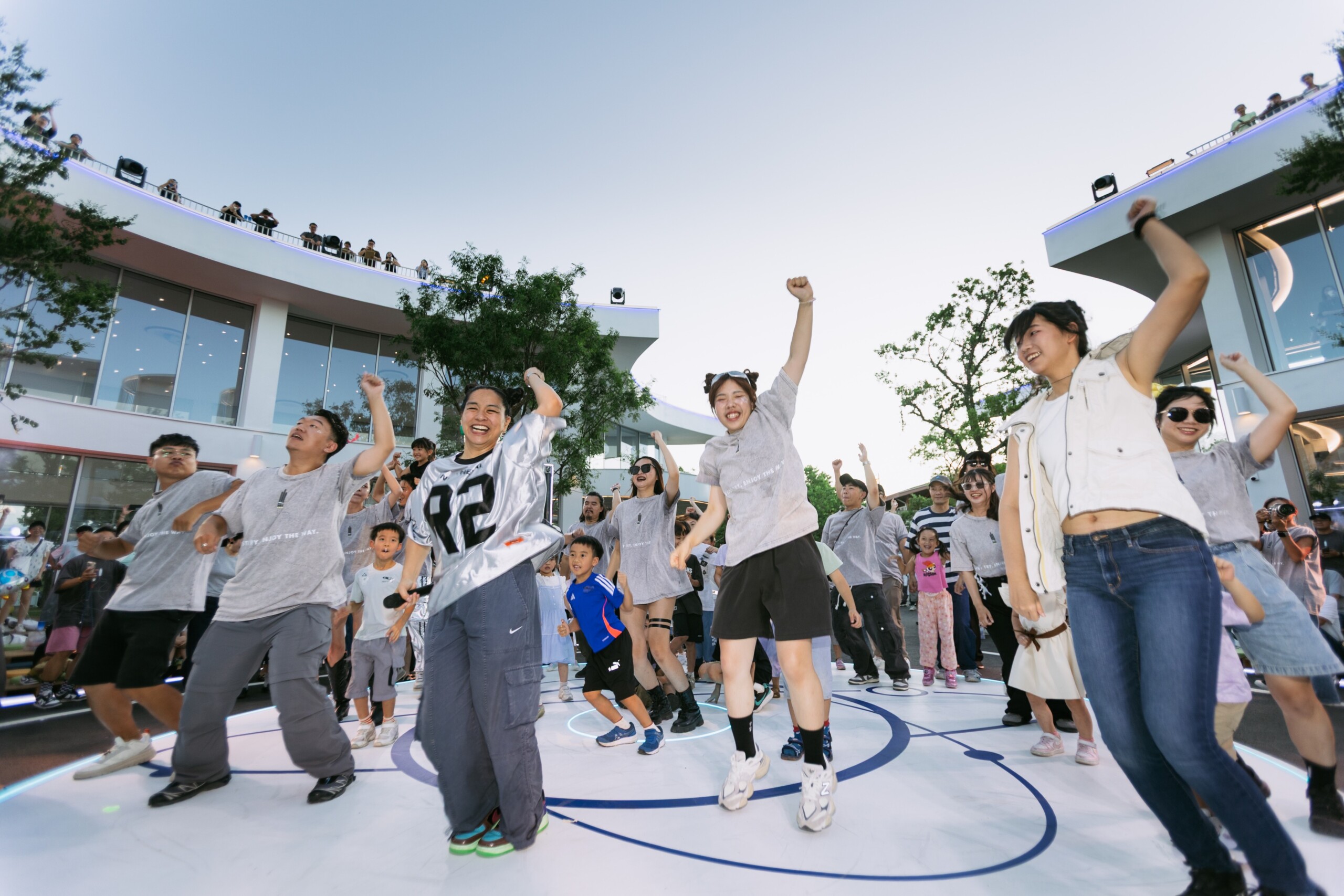 DEZU-SPACE-universe-landing-party-touch-24