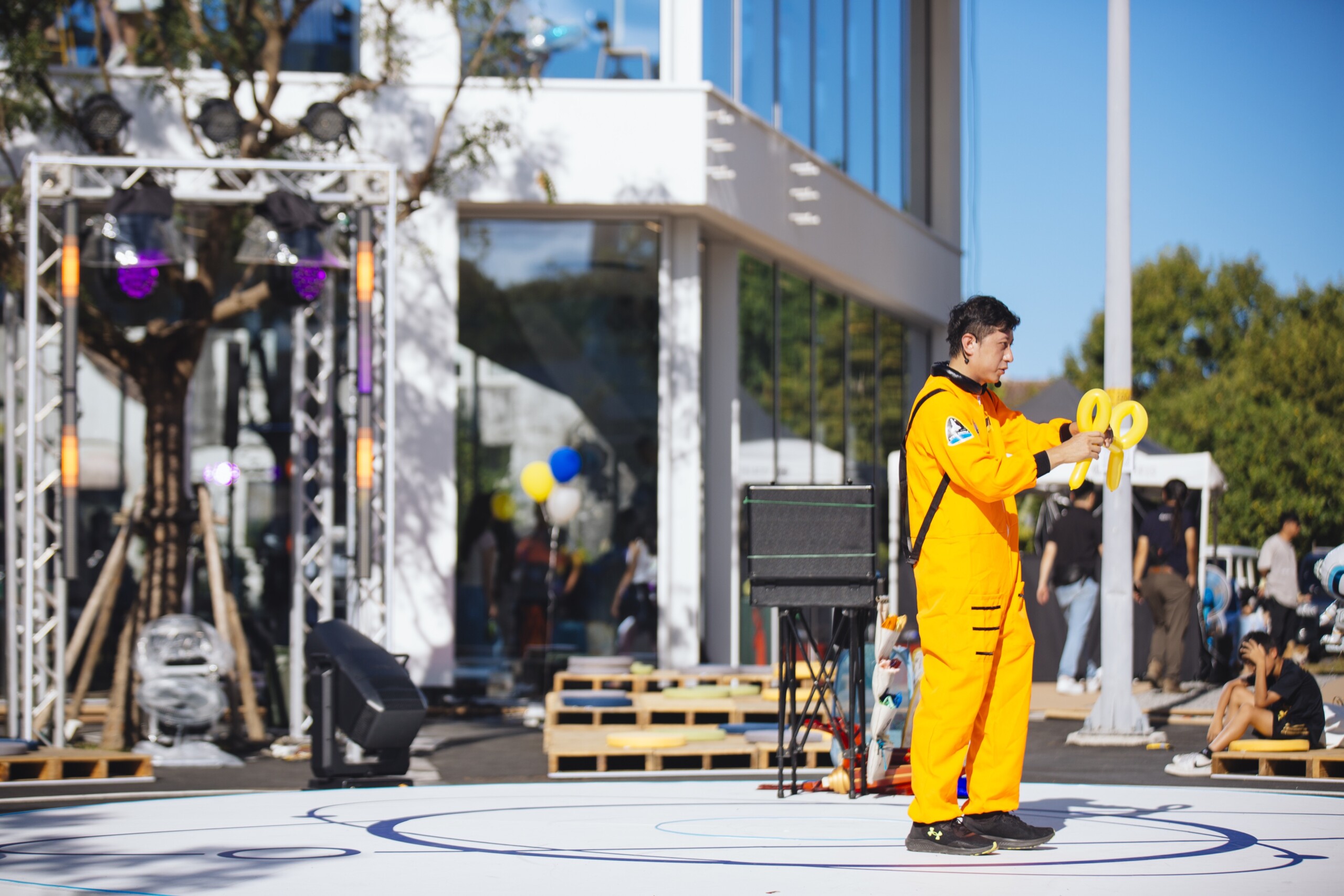 DEZU-SPACE-universe-landing-party-space-plaza-6