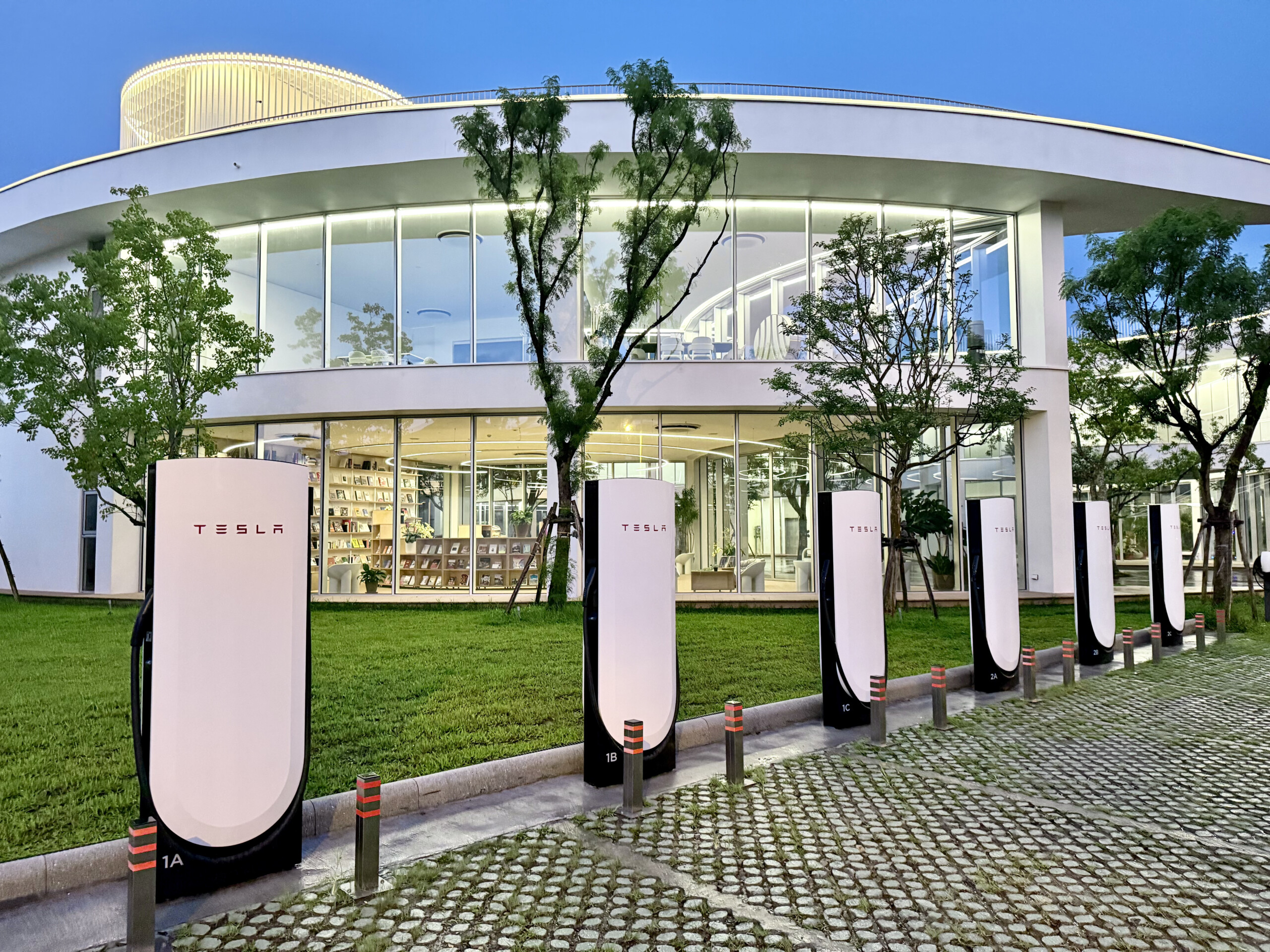 特斯拉超充站_072103