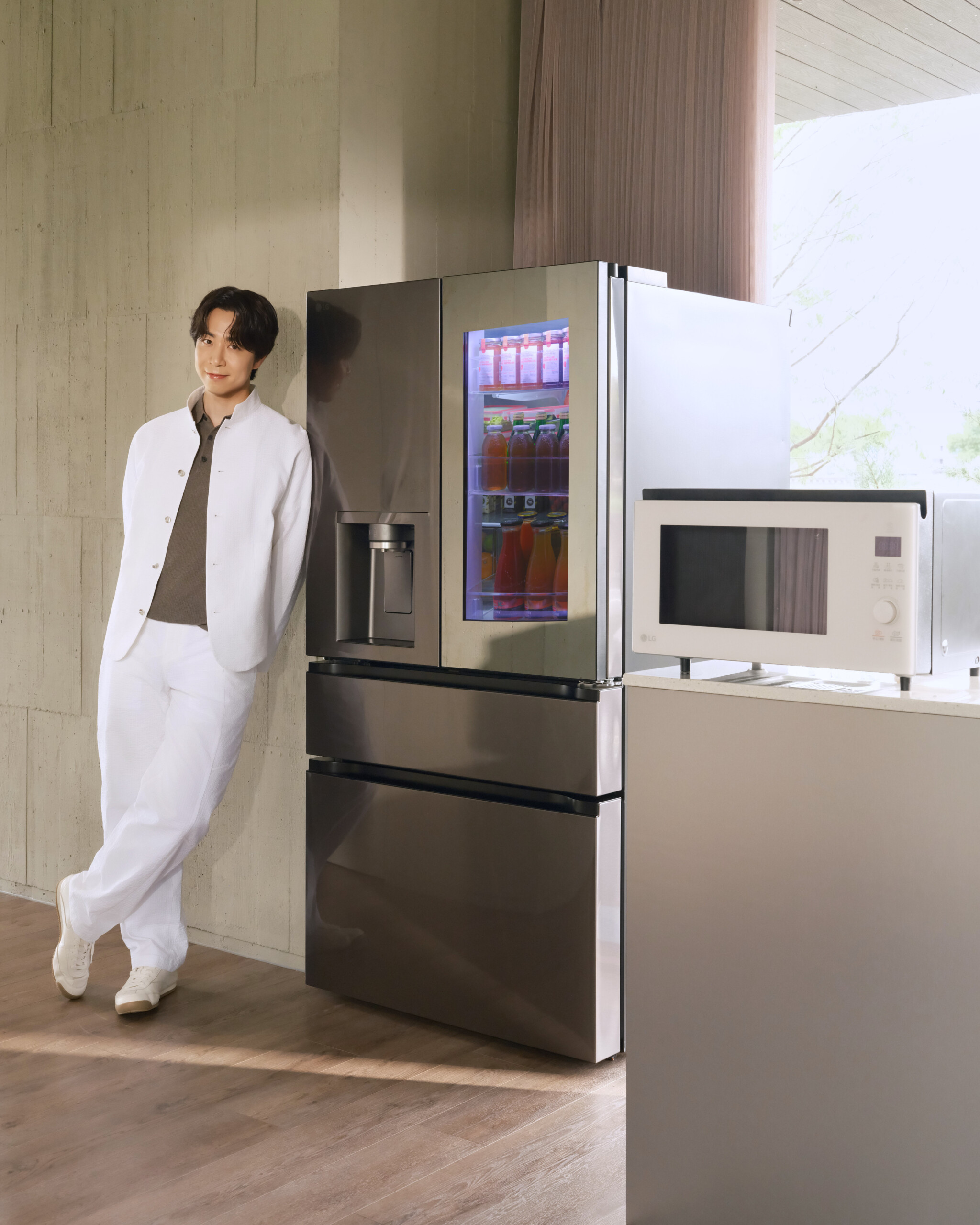 在主廚孫鍾元的日常料理空間中,LG InstaView™ 敲敲看門中門冰箱與智慧變頻蒸烘烤微波爐,讓料理過程更加輕鬆便利。