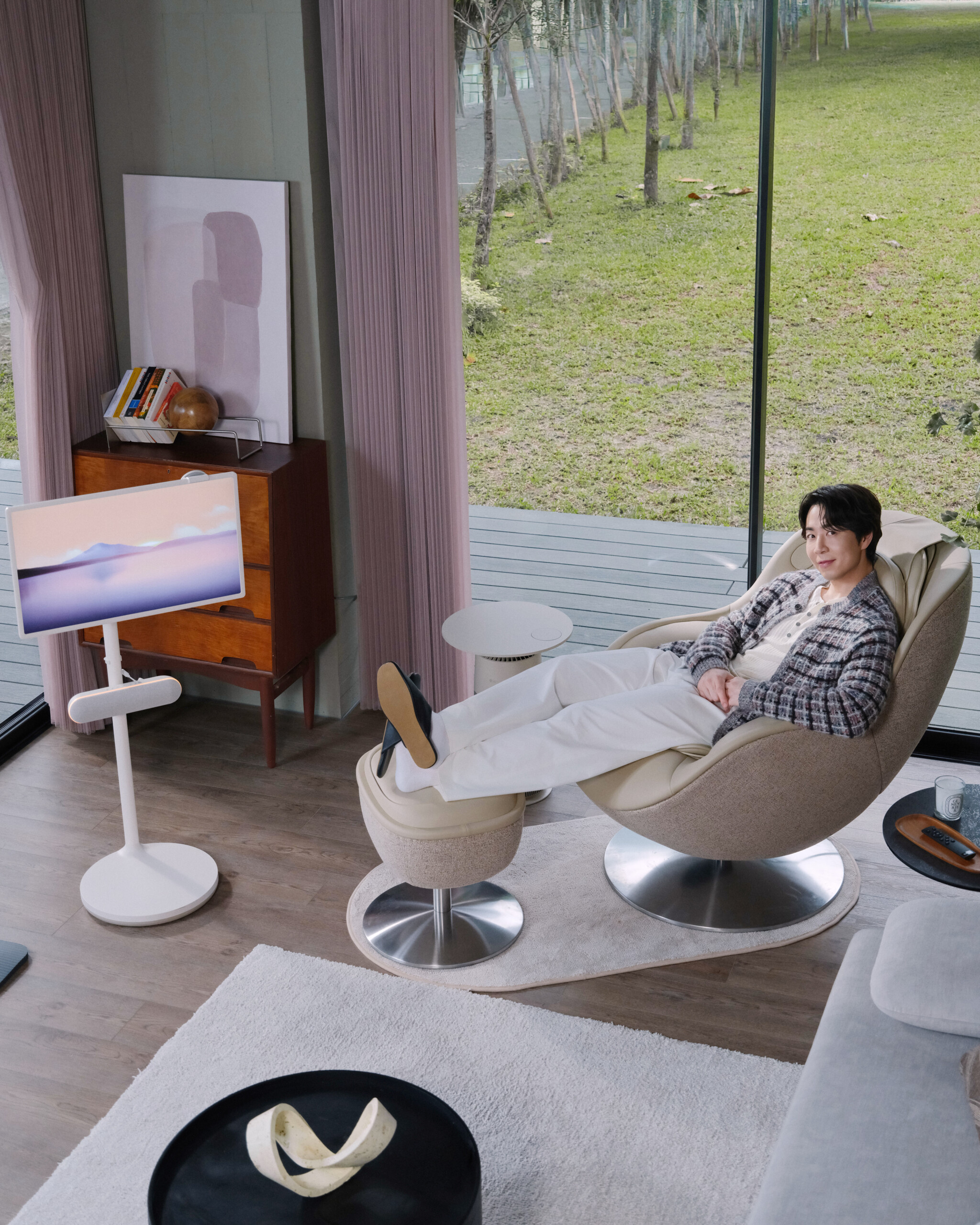 LG Arte 多功能療癒椅(我可椅)結合 LG StanbyME Speaker 小蜜友藍牙喇叭,打造舒適且沉浸的居家休憩空間;米其林主廚孫鍾元於韓式生活提案體驗LG科技與生活美學融合的日常樣貌。1-1